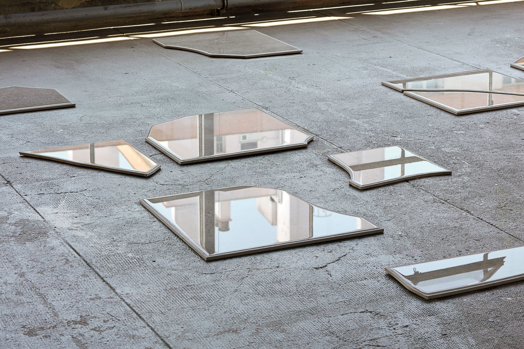 Nina Canell, Installation view: Dolphin Dandelion, Le Crédac, Paris Ivry-sur-Seine, 2017