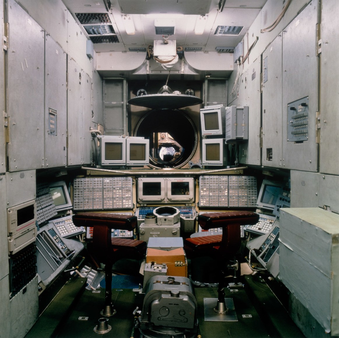 Jane and Louise Wilson, Service Module, Mir, 2000
