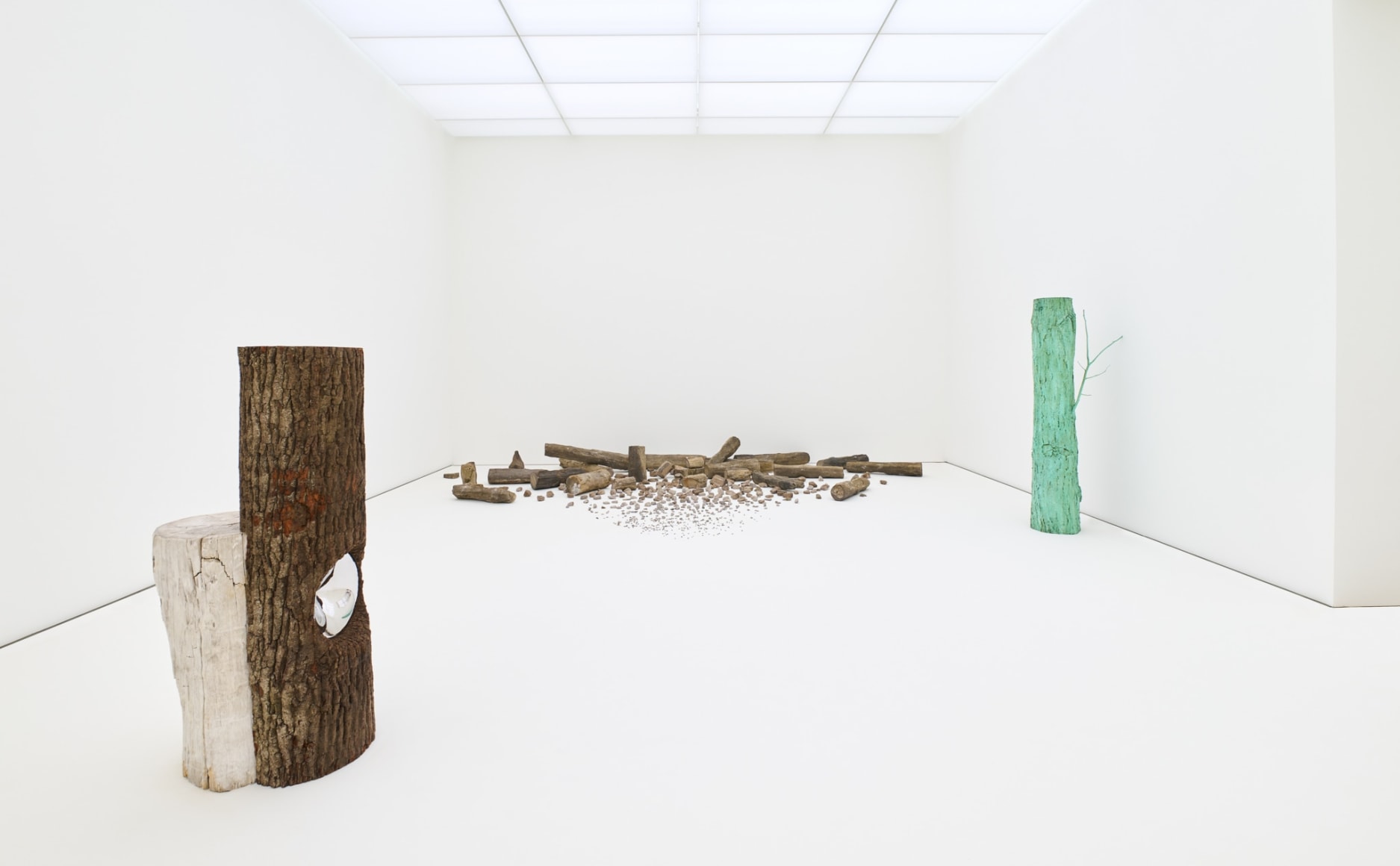 Installation view: Alicja Kwade, Die Notwendigkeit der Dinge (The Necessity of Things), museum Voorlinden, Wassenaar. Photo: Antoine van Kaam