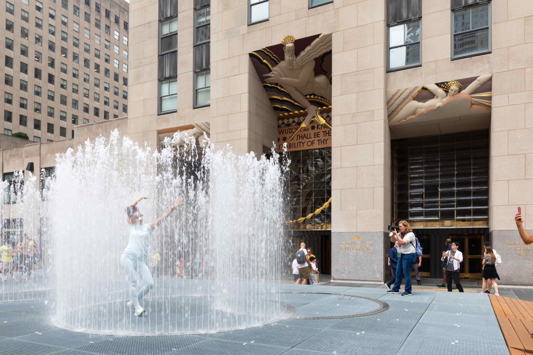 Installation view: Jeppe Hein,&nbsp;Changing Spaces&nbsp;at Rockefeller Center, June 21 &ndash; October 14, 2022 &copy; Studio Jeppe Hein, Courtesy the artist; Rockefeller Center; 303 Gallery, New York; and K&Ouml;NIG GALERIE, Berlin. Photos by Anna Morgowicz.