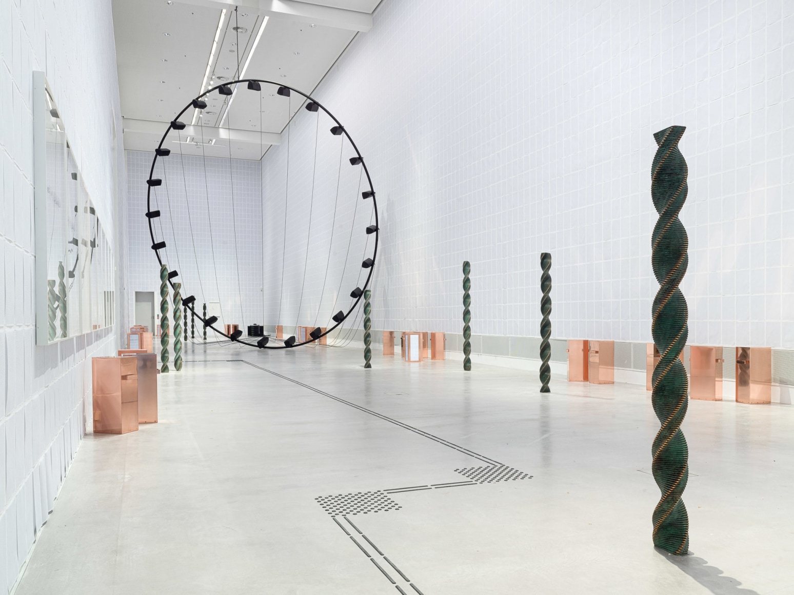 Ausstellungsansicht, Alicja Kwade. In Abwesenheit (In Absence), Foto: © Roman März