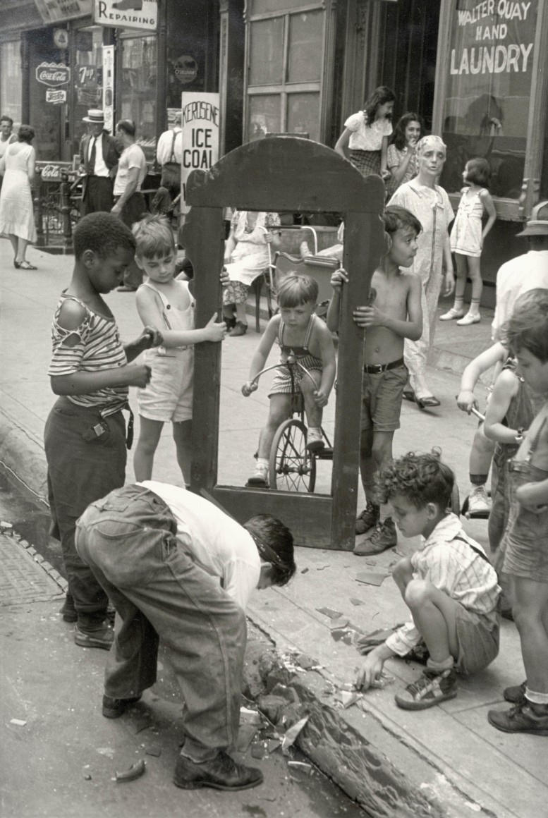 HeLen Levitt ​NYC, circa 1940