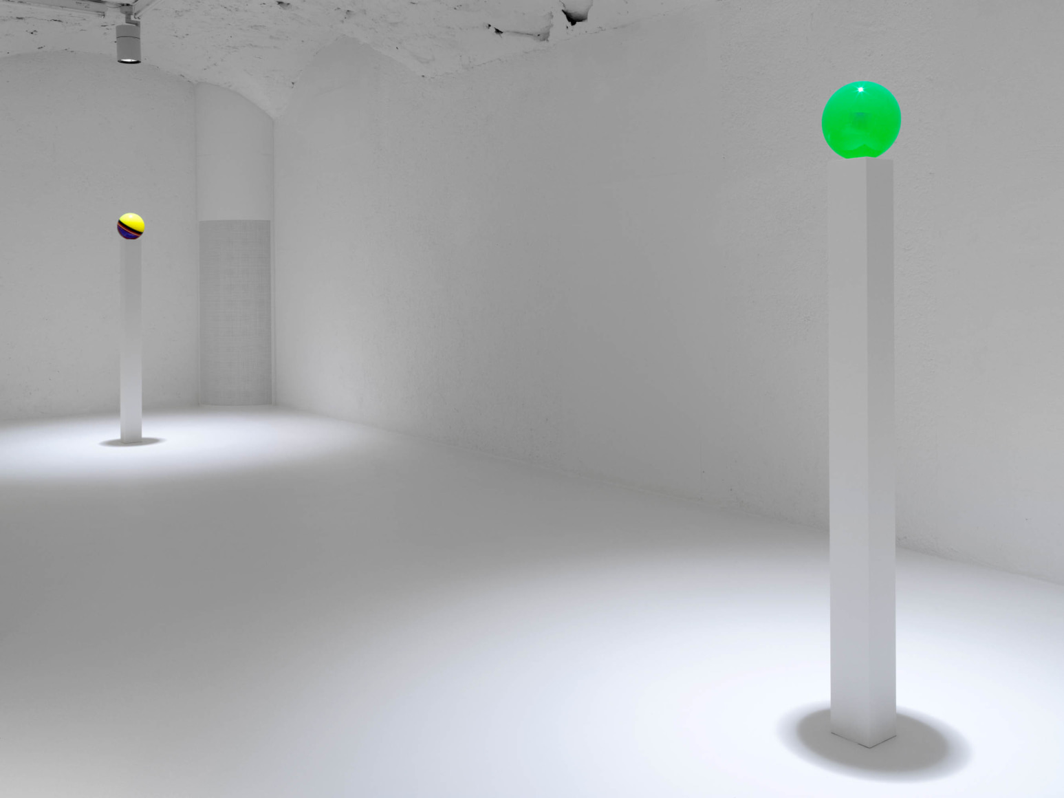 Installation view: Helen Pashgian, New Lenses and Spheres