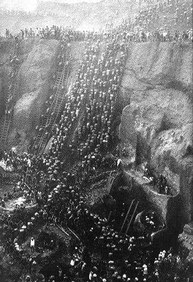 Figure 8, Serra Pelada, Brasil, from the series Workers, 1986. 20 x 16, 24 x 20, 35 x 24, 50 x 36 or 68 x 50 inch gelatin silver print
