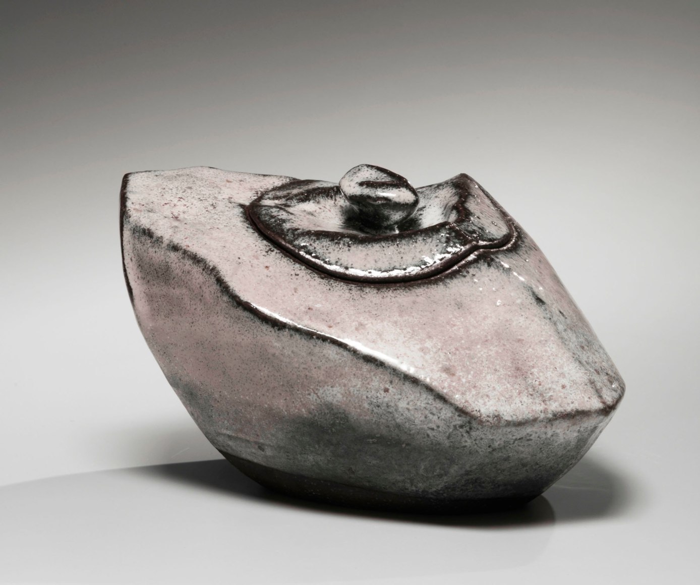 Kaneta Masanao (b. 1953), Covered water storage jar with Hagi glaze, kiln effects&nbsp;and matching lid with knob handle