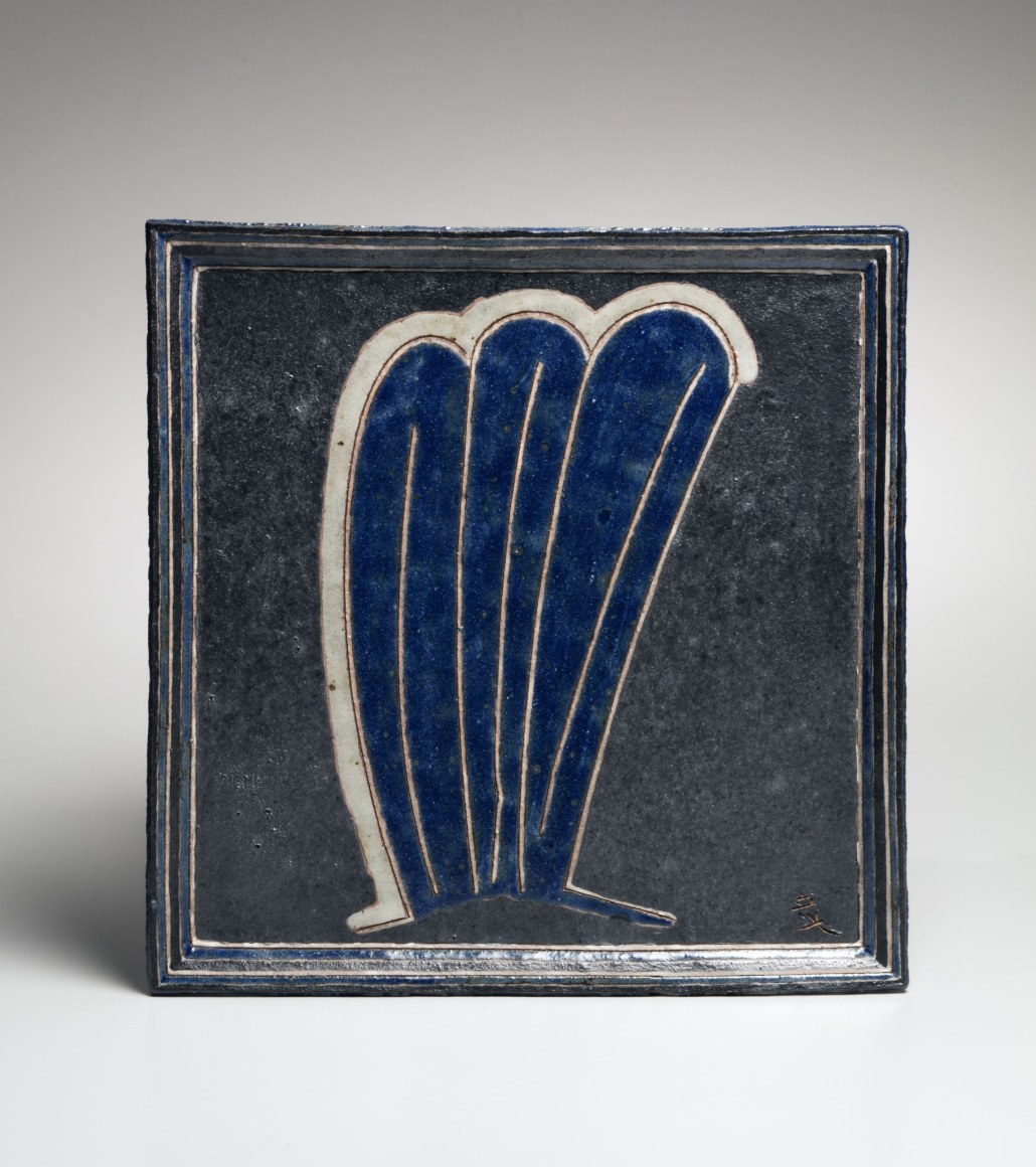 Kamoda Shōji, Square platter with feather-like decoration in blue and white against gray-black ground