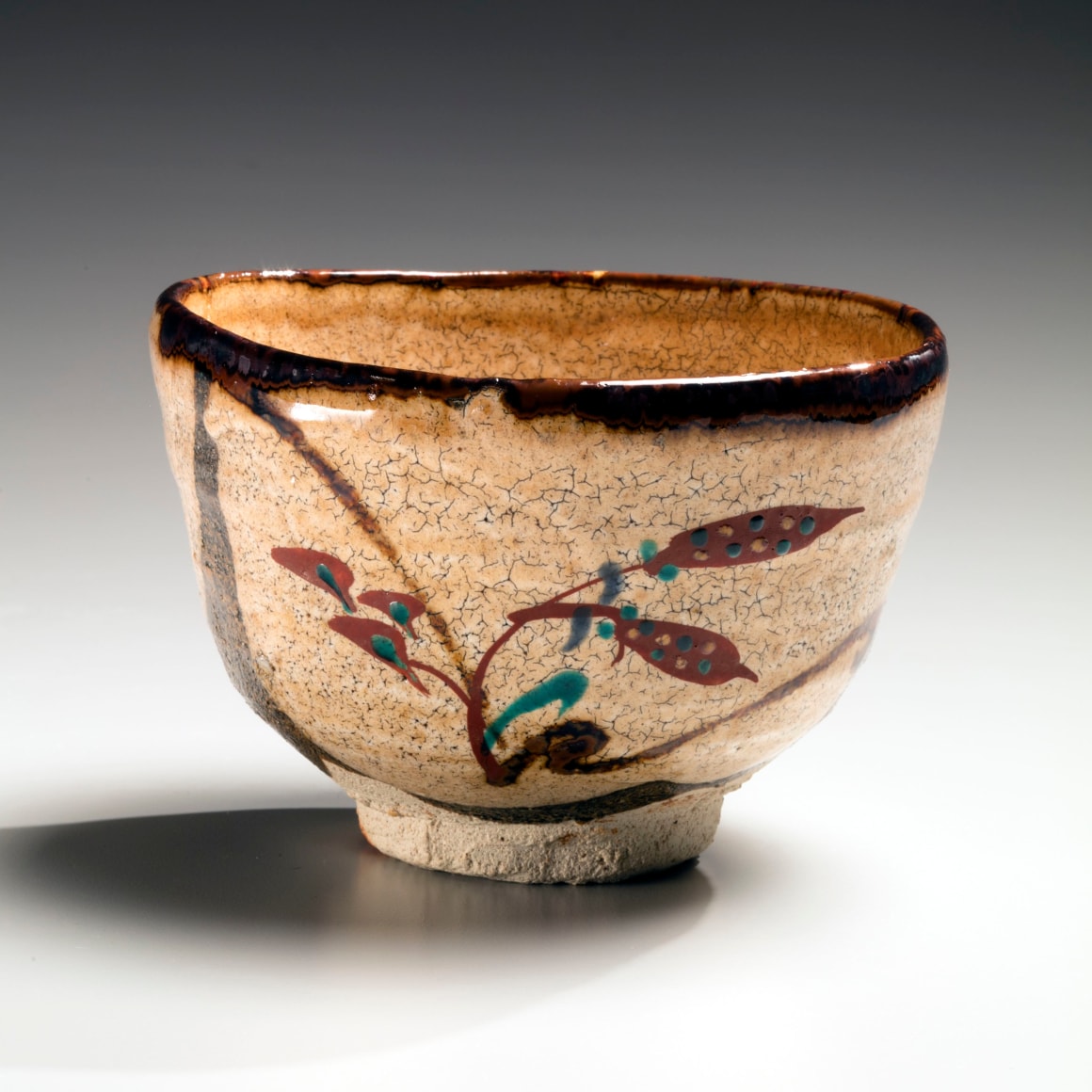 Aka-e&nbsp;teabowl with flower motif on a beige ground, ca. 1974
