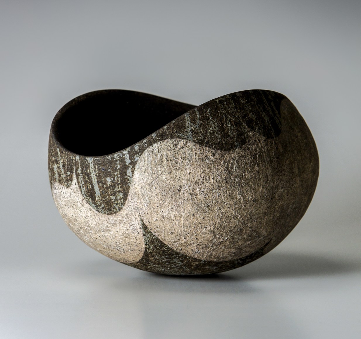 Iguchi Daisuke, Multi-toned round vessel with silver slip