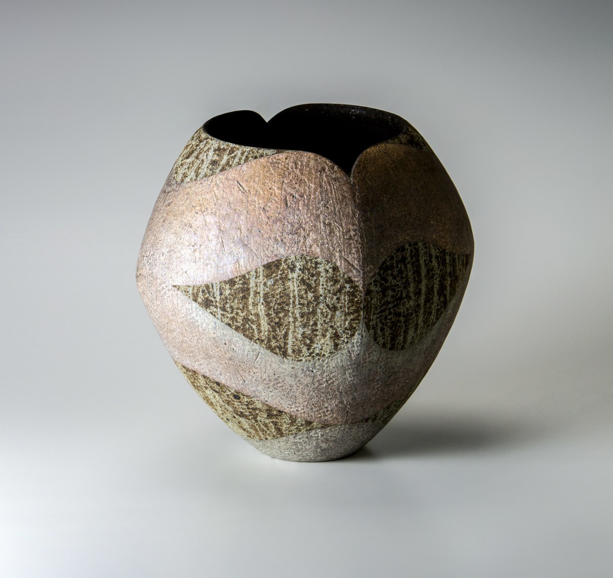 Iguchi Daisuke, Multi-toned vessel with sloped sides, foliate mouth and silver leaf patterns