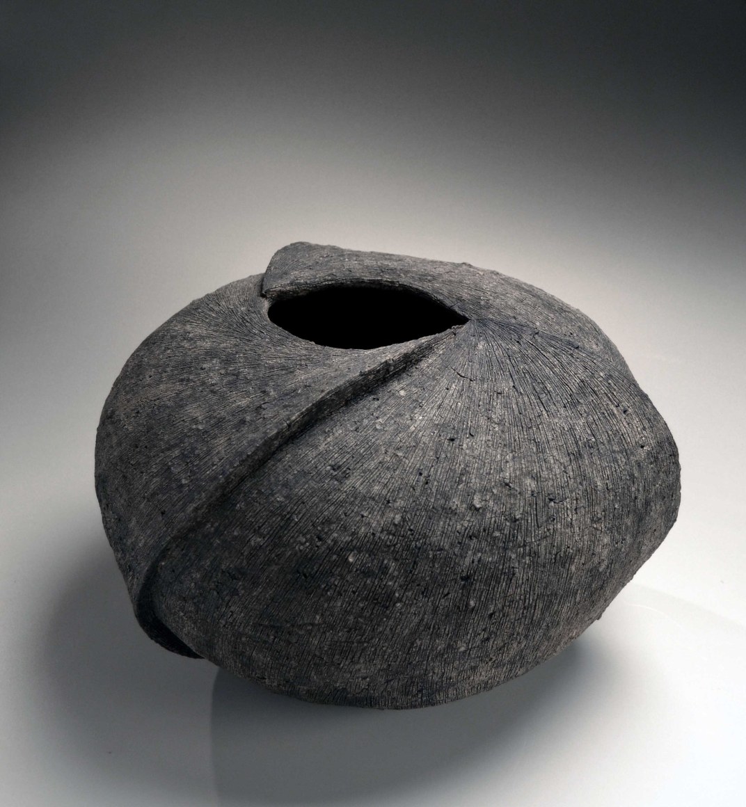 Carved tsubo (vessel) striated patterning