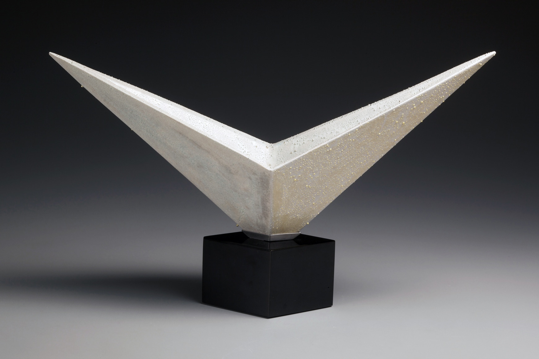 Kondo, Takahiro, Kondo Takahiro, contemporary, ceramics, clay, Japanese, pottery, v, sculpture, objet, white, glaze, porcelain, gold, silver, mist, overglaze, ginteki, gintekisai, black, cast, glass, base, 2010