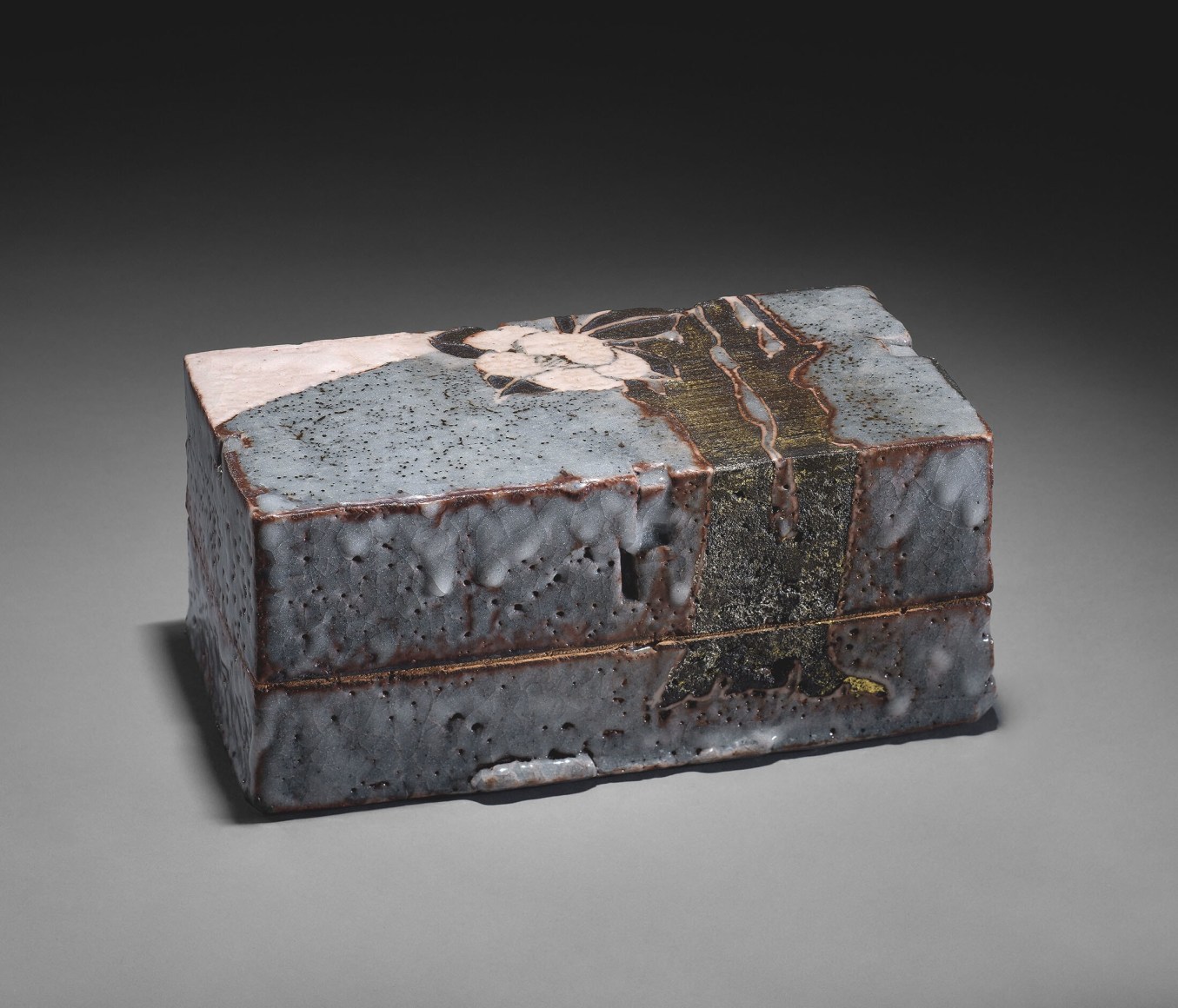 Nezumi-shino type rectangular lidded box with camellia decoration and gold glazing