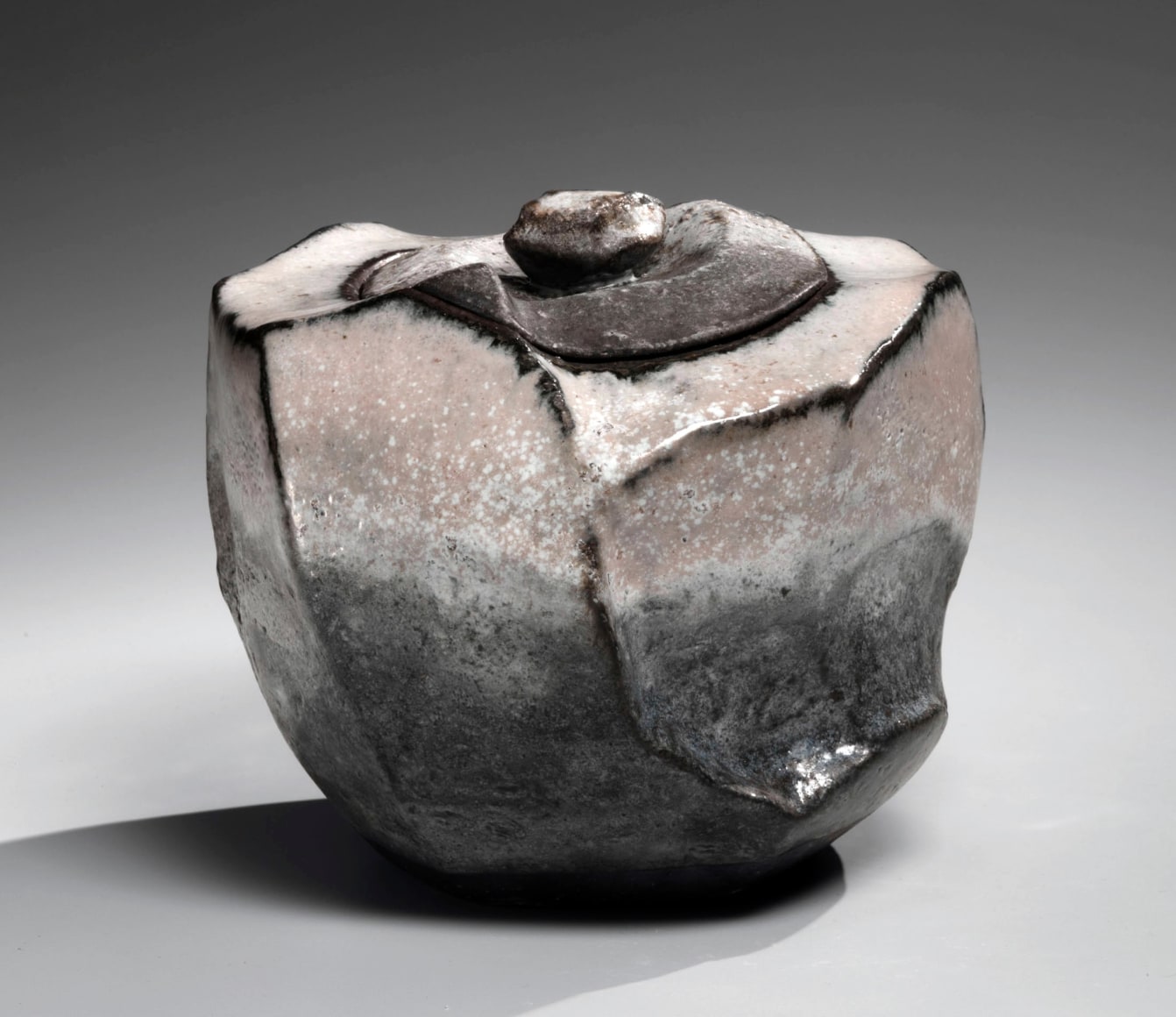 Kaneta Masanao (b. 1953), Covered water storage jar with Hagi glaze, extensive&nbsp;kiln effect, slanted shoulders and matching lid with knob handle