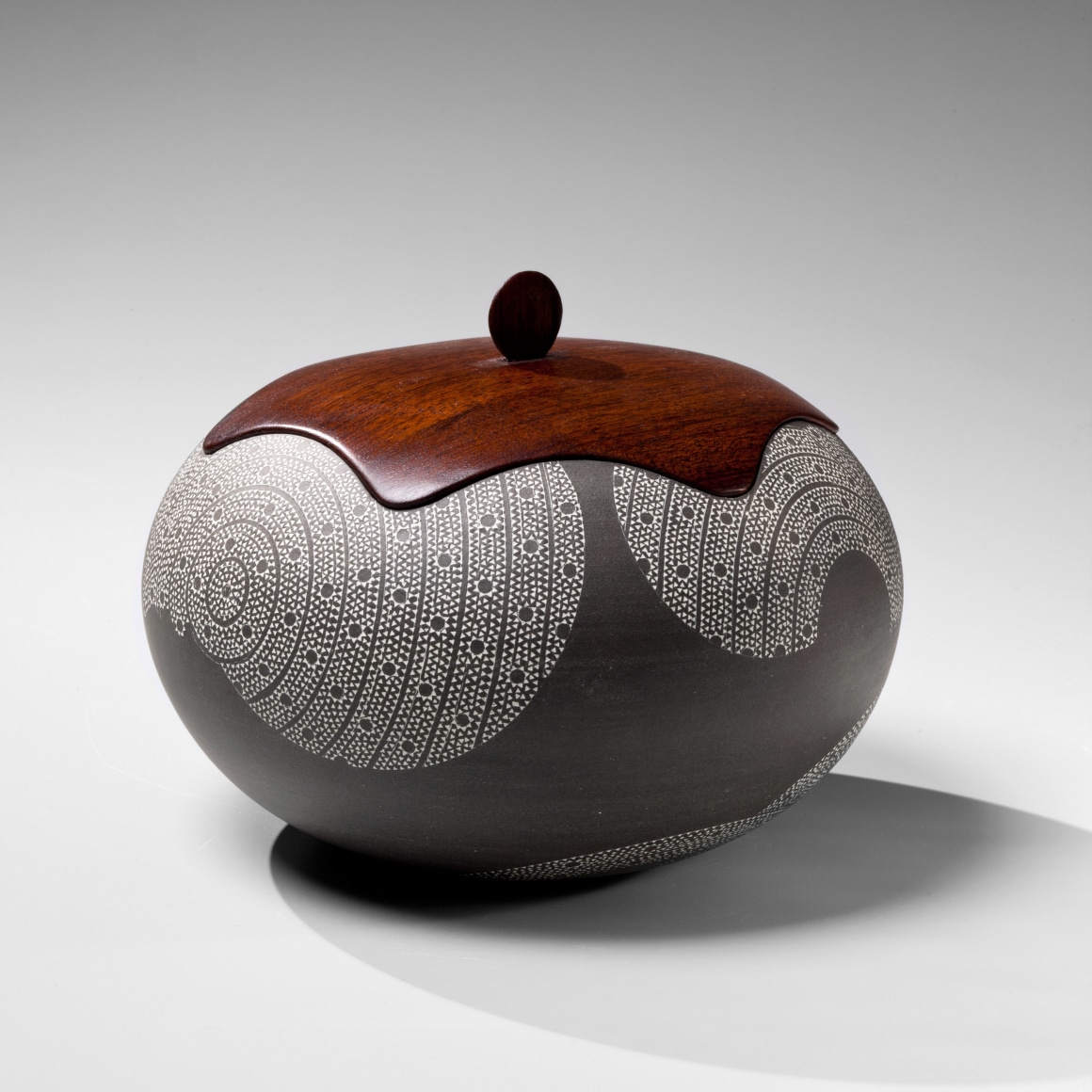 Kitamura, Junko, Kitamura Junko, contemporary, Japanese, ceramics, dots, concentric, design, textile, black, brown, white, stoneware, slip, glaze, wood, lid, cover, waterjar, water jar, mizusashi, 2009