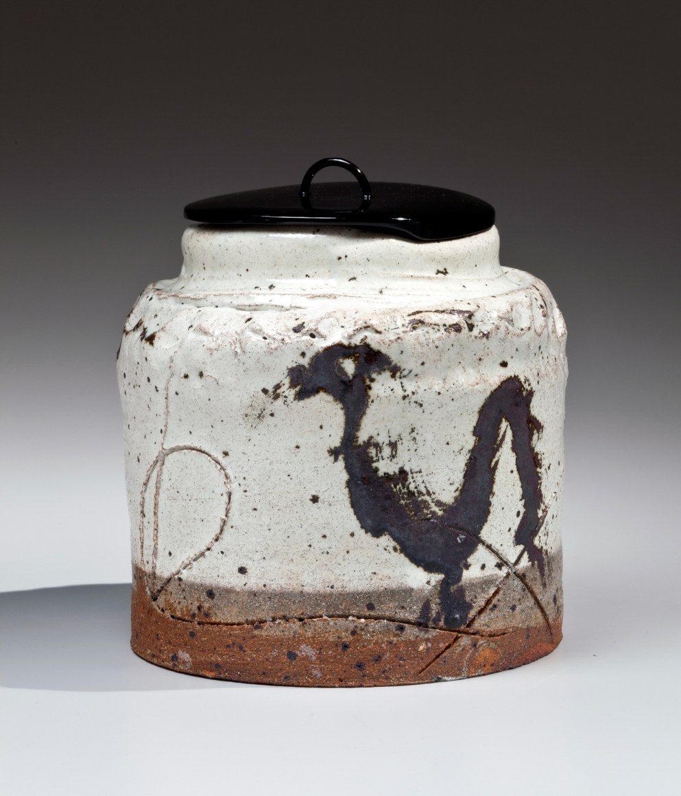 Koie, Ryoji, Koie Ryoji, contemporary, ceramics, Japanese, pottery, clay, kohiki, glaze, waterjar, water jar, mizusashi, calligraphic, design, decoration, incised, iron, glaze, black, white, brown, lacquer, lid, stoneware, 2008