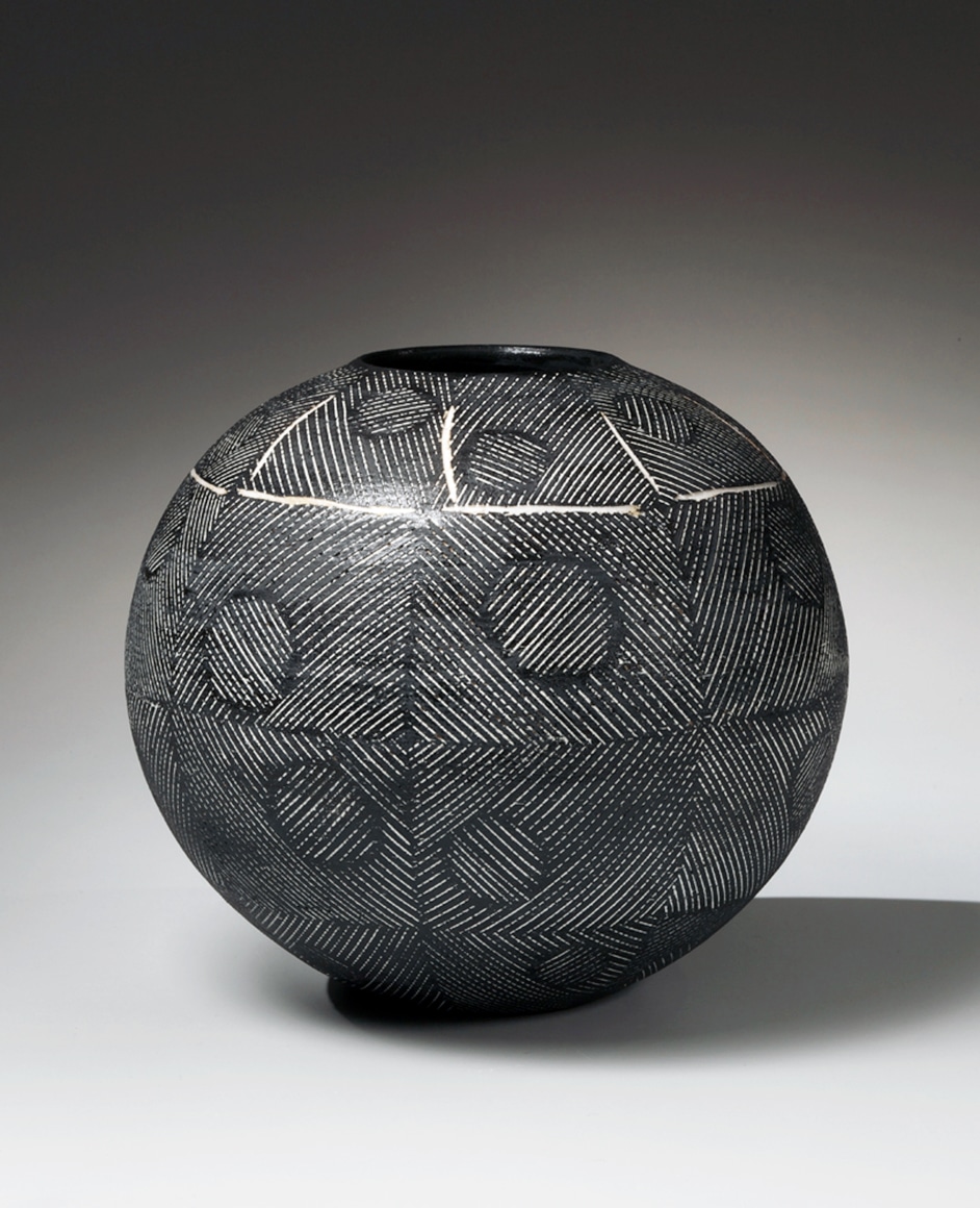 Yagi Kazuo, ca. 1960, black globular vase, Japanese ceramic, Japanese glazed stoneware, Japanese vase with inlaid white slip linear patterning