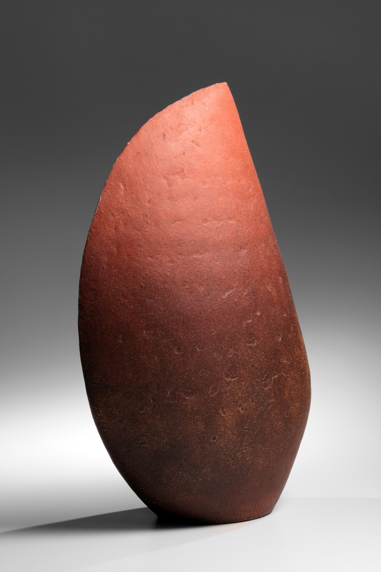 Suzuki Osamu, standing half-moon sculpture, 1986, stoneware with red slip glaze and ash glaze, Japanese ceramics, Japanese pottery, Japanese sculpture, Japanese ash glaze, Japanese contemporary ceramics