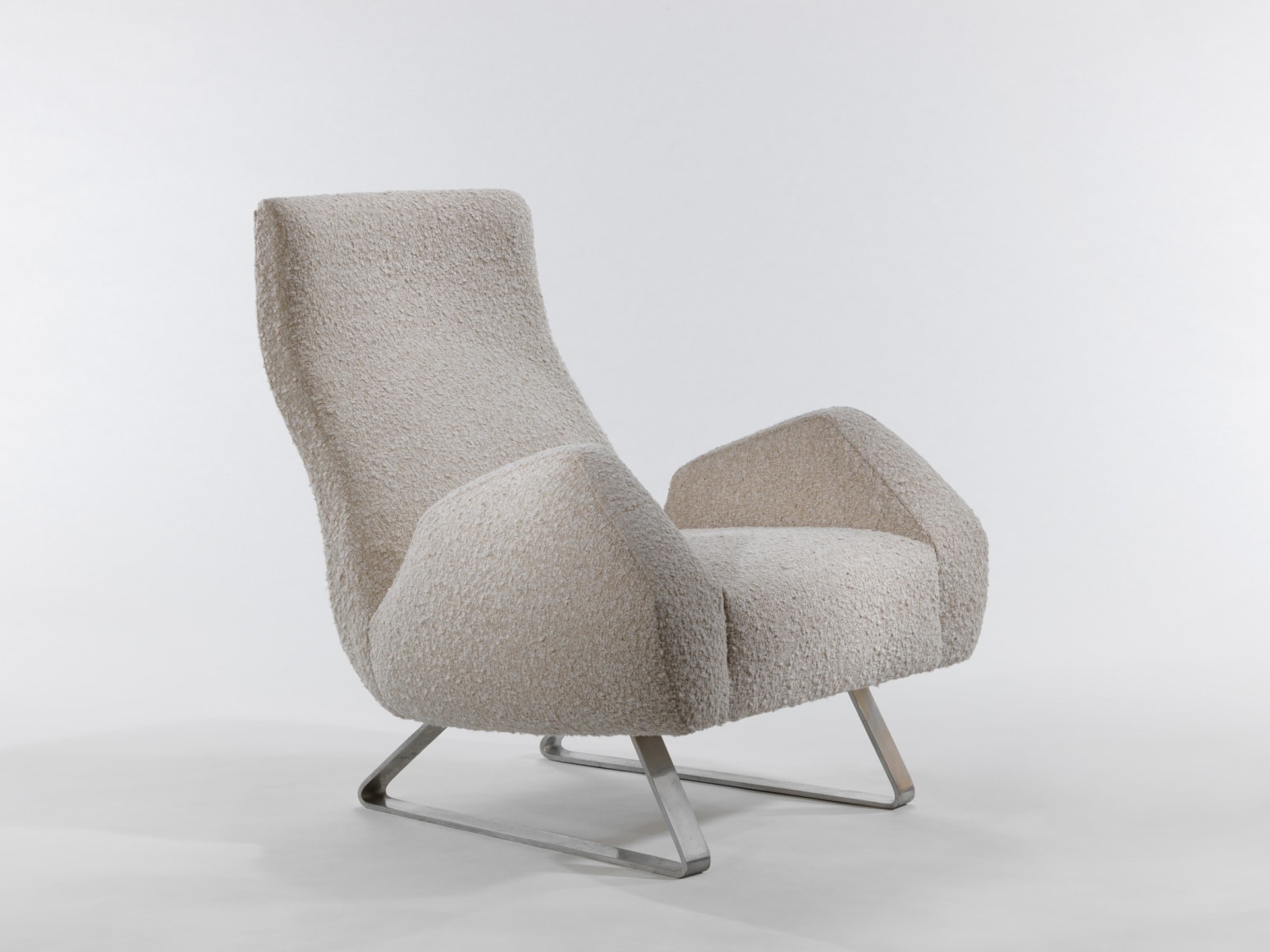 Chair with white covers made by Jacques Dumond. Metal legs in triangle shape.