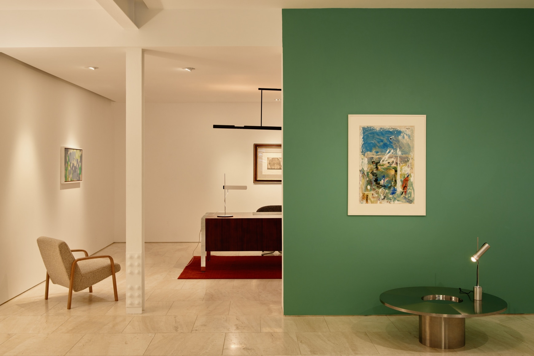 Maria Pergay Cocktail Ronde in front of a green wall and piece by Eugéne Leroy