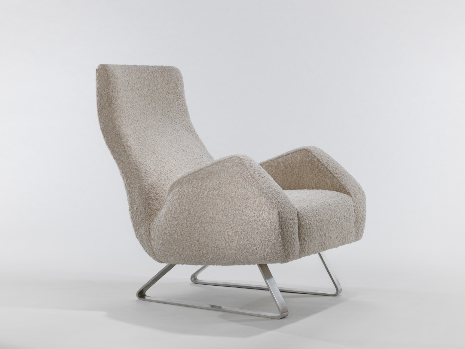 Chair with white covers made by Jacques Dumond. Metal legs in triangle shape.