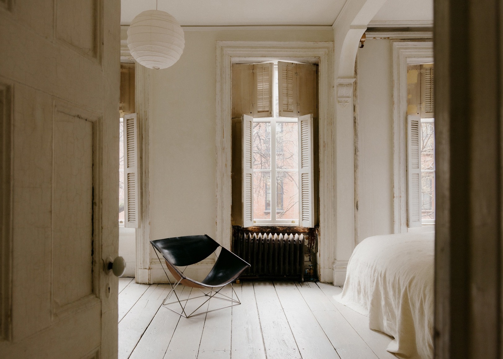 Suzanne Demisch&rsquo;s bedroom includes Pierre Paulin&rsquo;s F675 Chair. (Photo: William Jess Laird)
