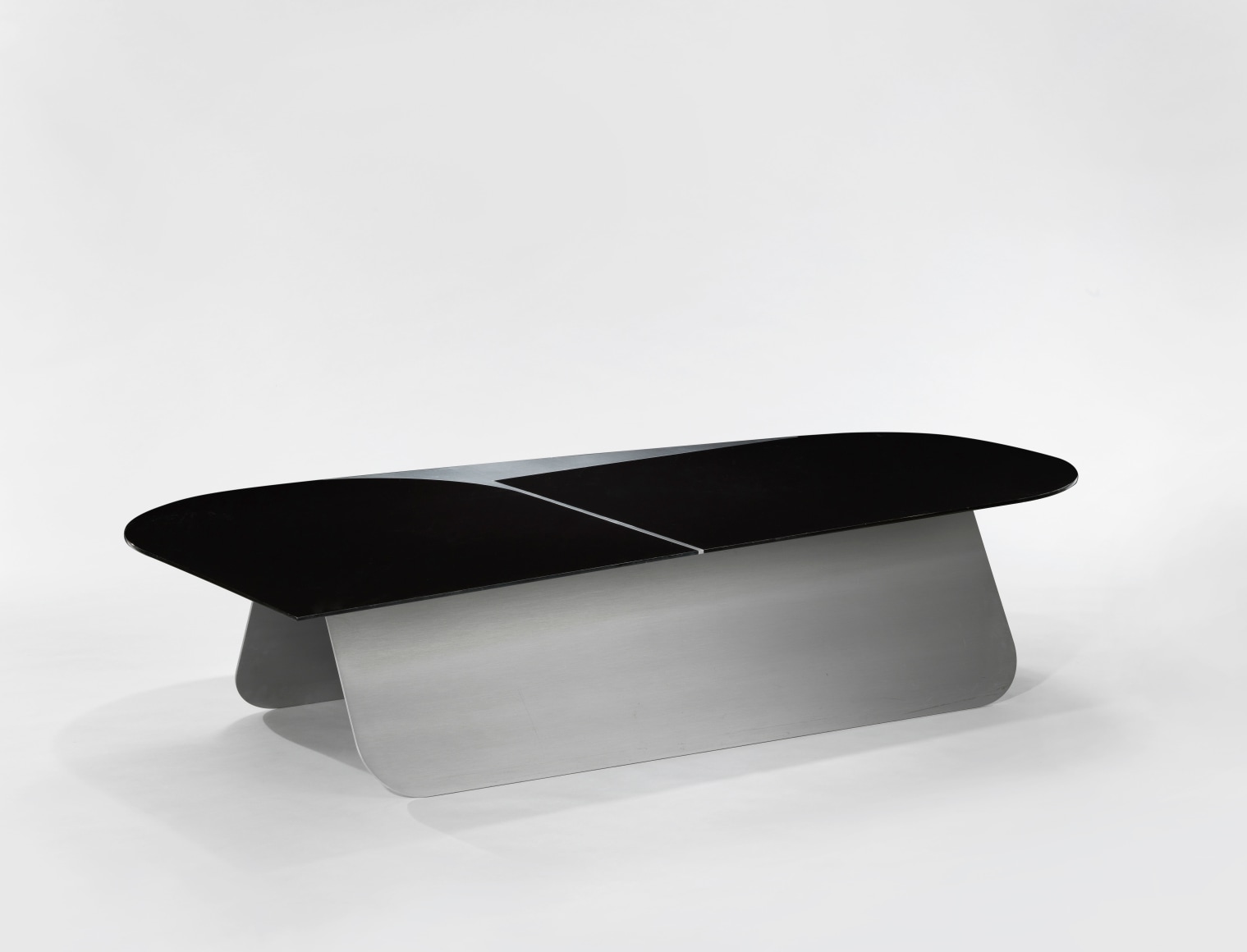 picture of sharpen table in a gray room