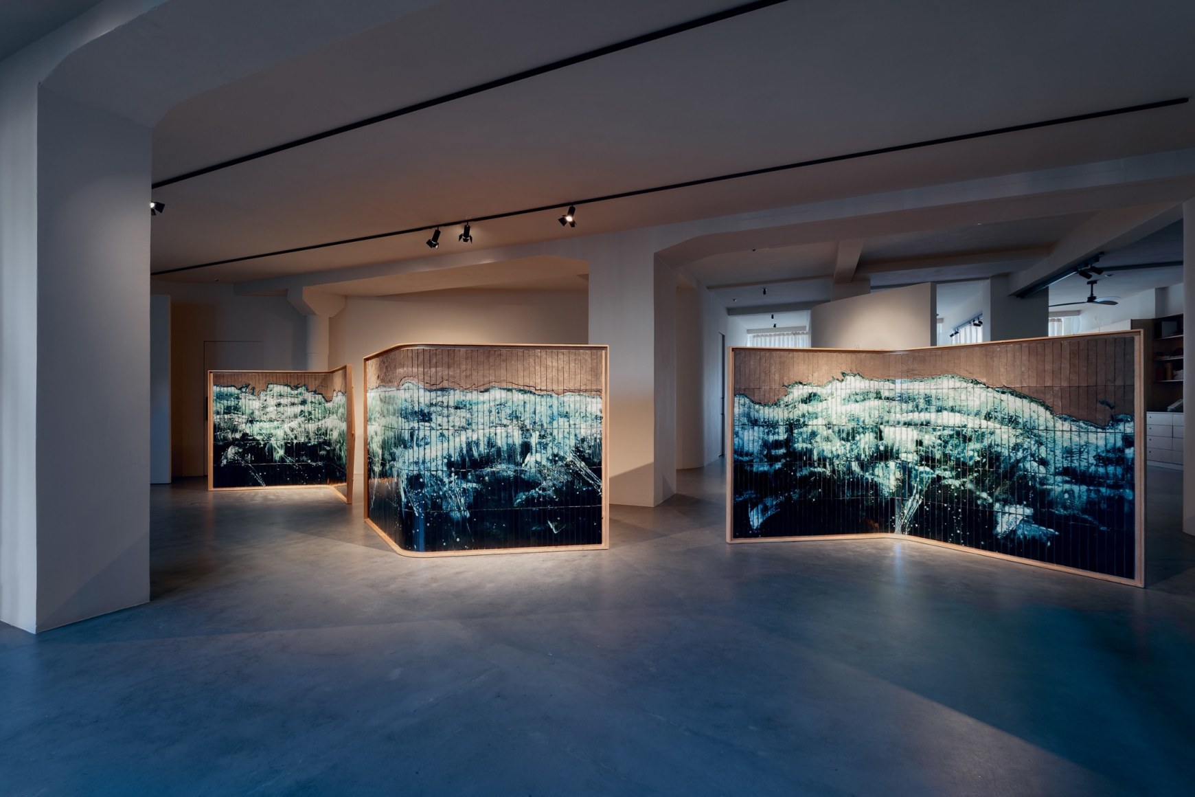 Image of Azulejos panels by Noe Mis in a room with details of ceramic and blue tiles.