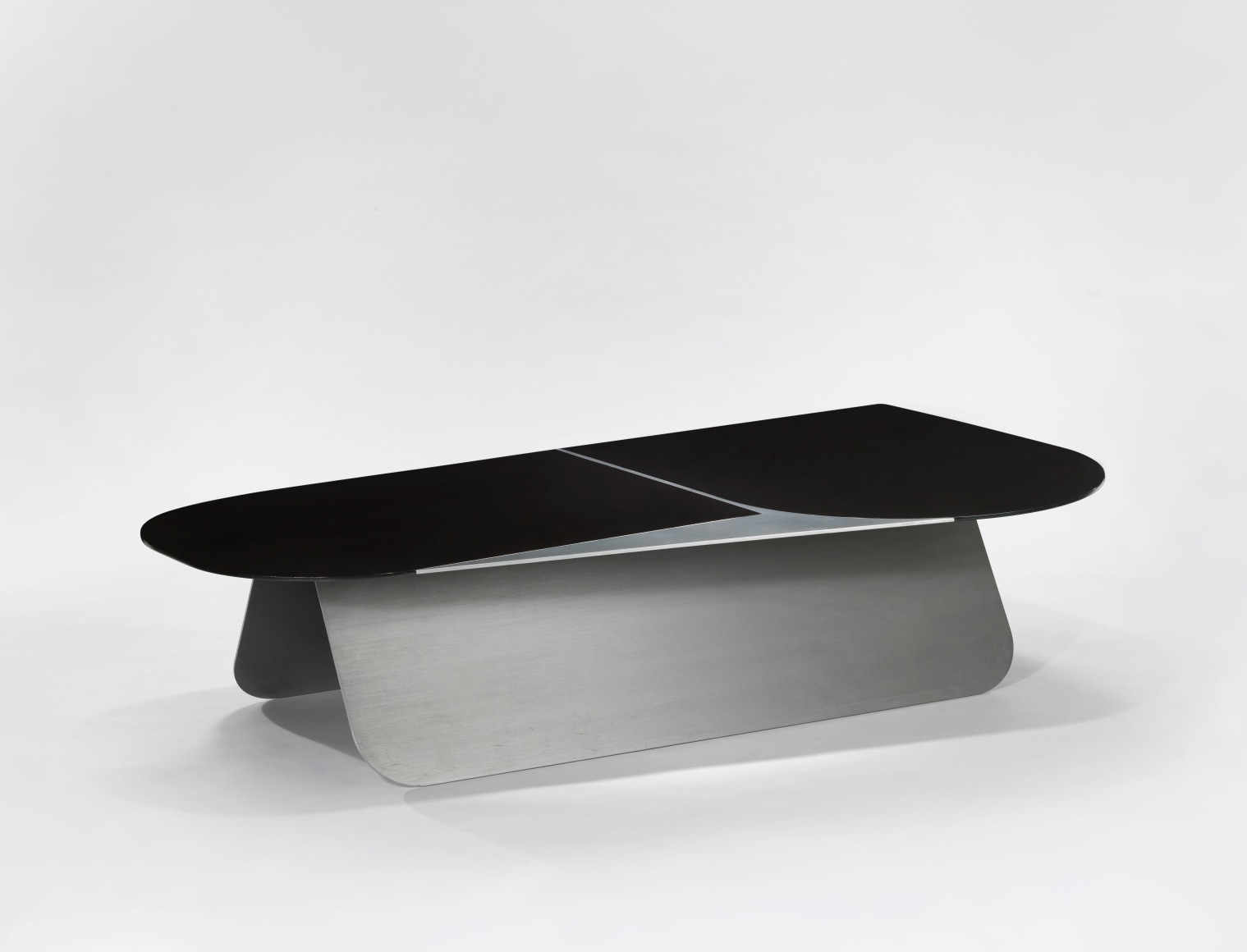 picture of sharpen table in a gray room