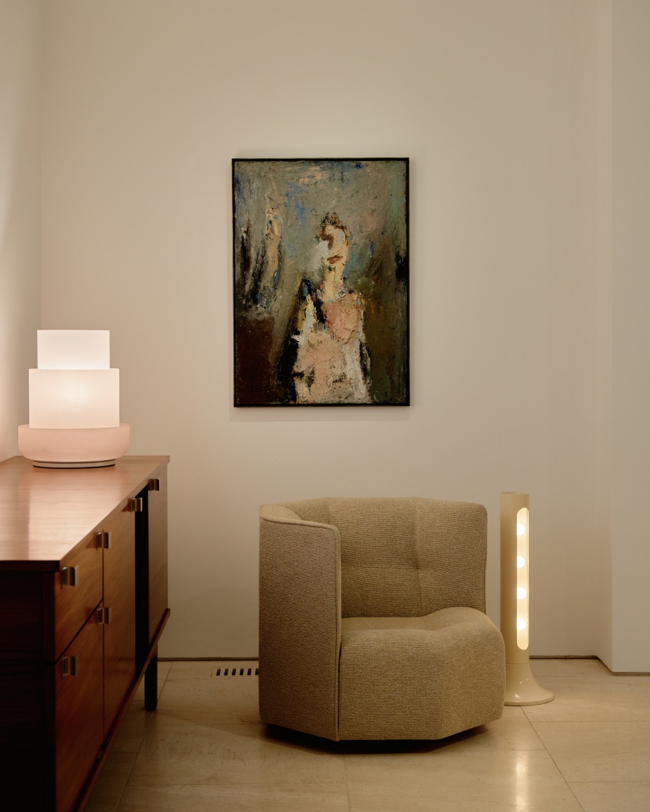 Portrait Bleu en Rose by Eugéne Leory and Octa Low Chair by Bernard Govin