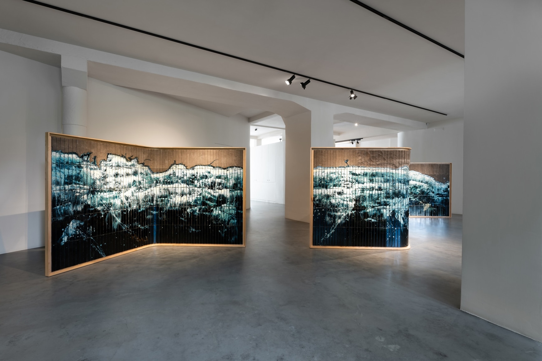 Image of Azulejos panels by Noe Mis in a room with details of ceramic and blue tiles.