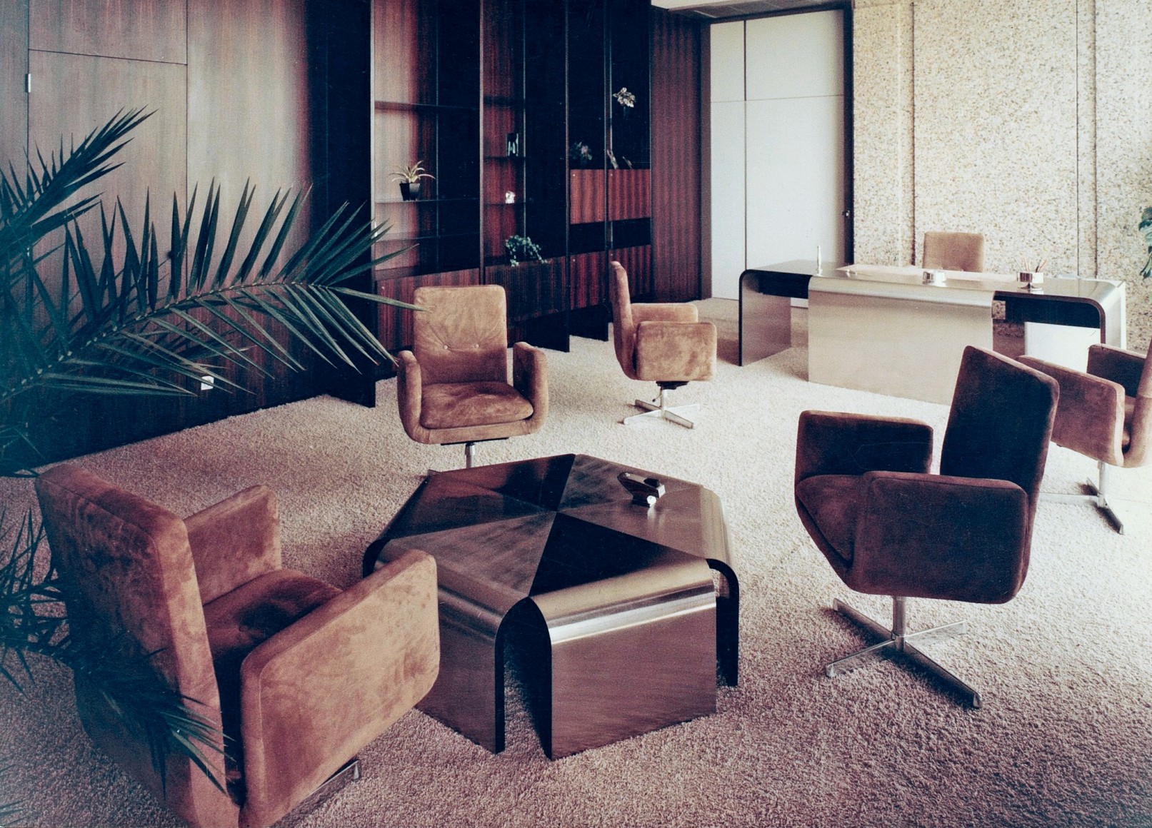 Archival image of the desk first designed and placed in a room. By Motte. Made of steel and wood.