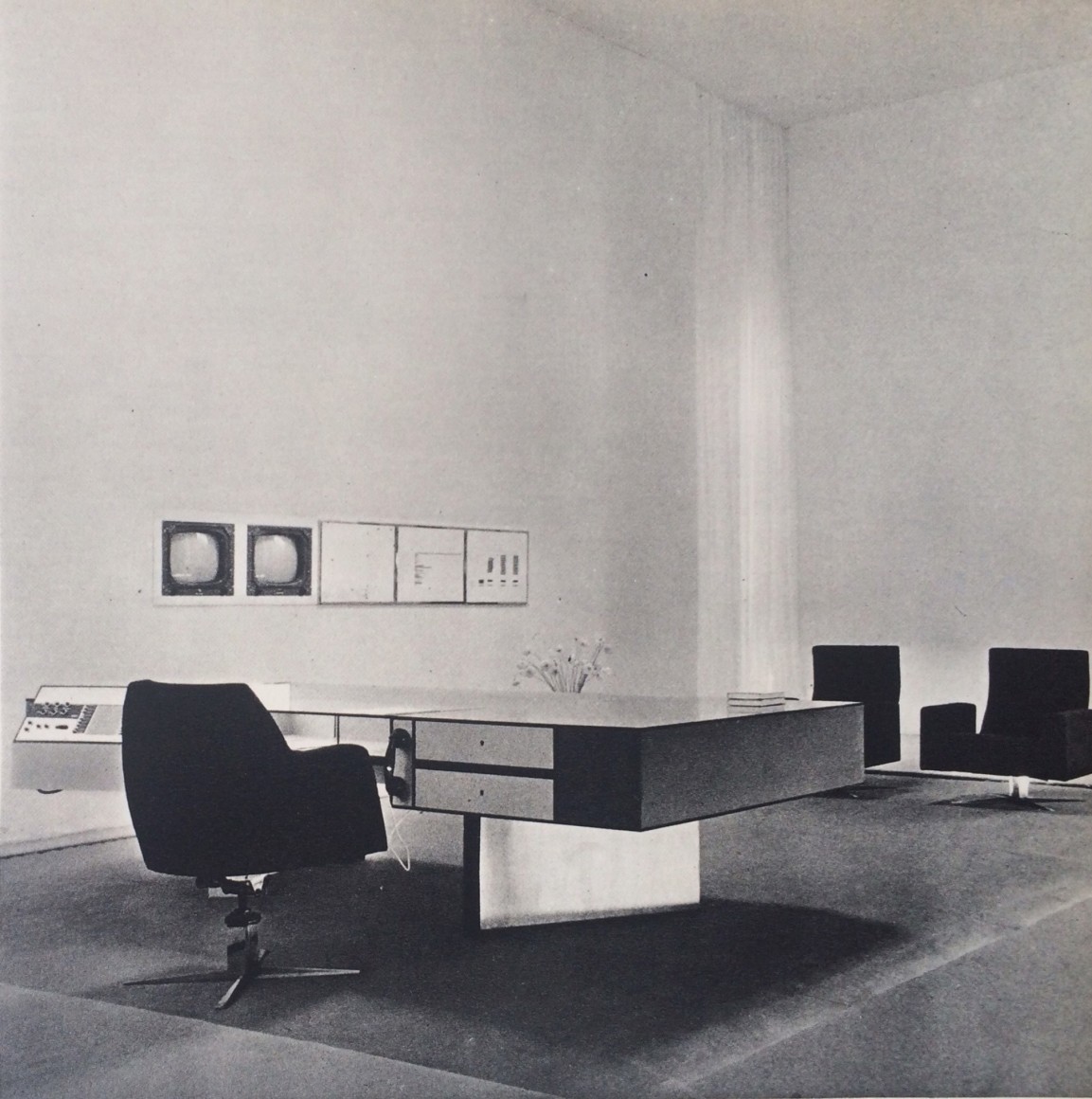 Archival black and white photo of a futuristic office at Salon des Artistes D&eacute;corateurs, 1961