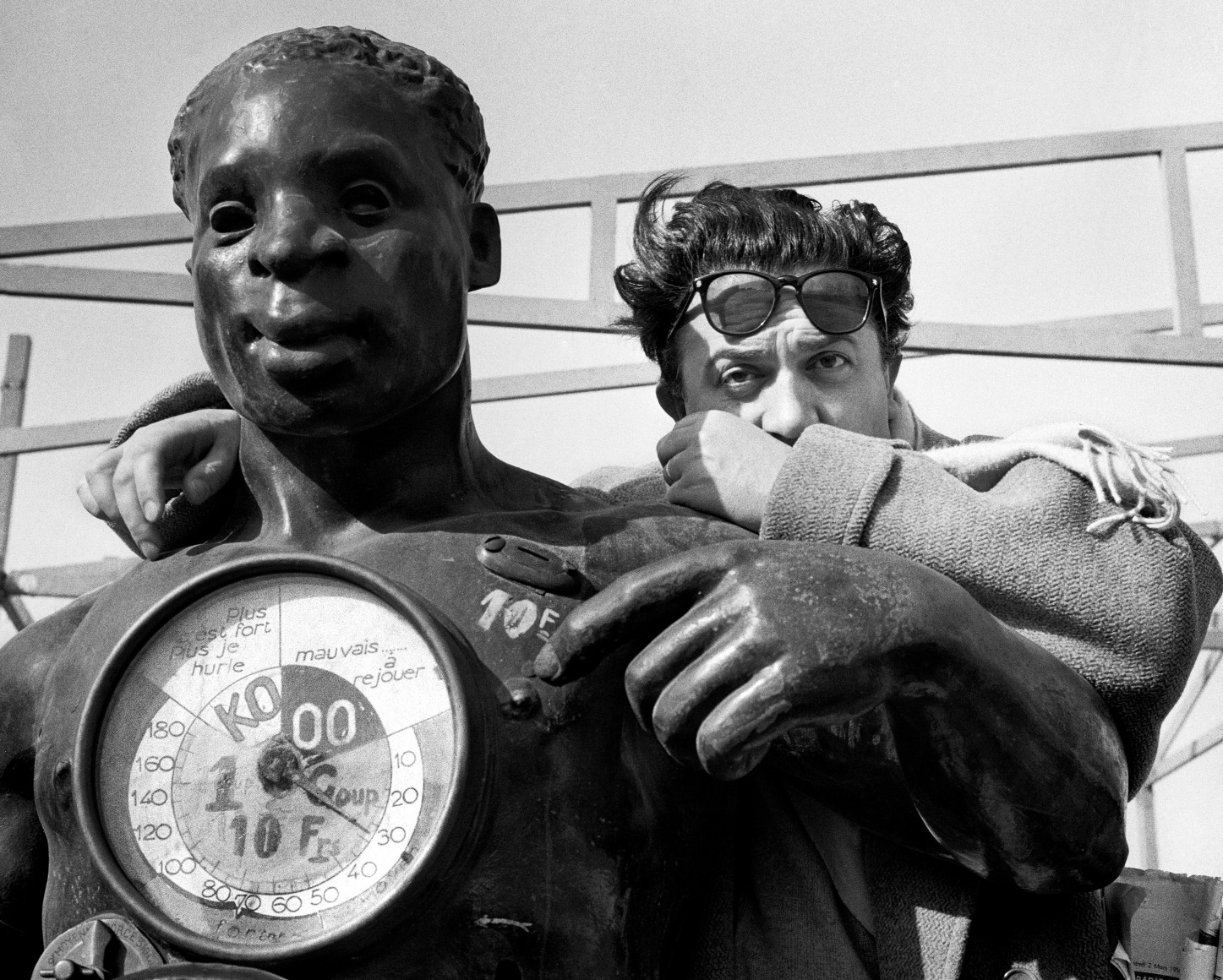 Agnés Varda, Federico Fellini at Porte de Vanves, Paris for the opening of "La Strada", 1955