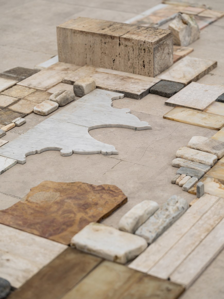 Chiara Camoni, Erguidas, yacentes