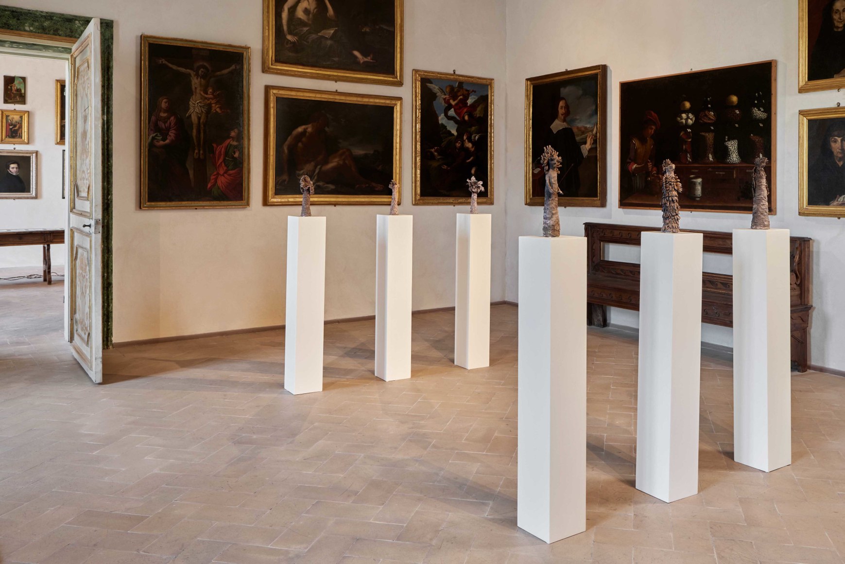 Chiara Camoni,&nbsp;Beginning end. Round. All things of the world.