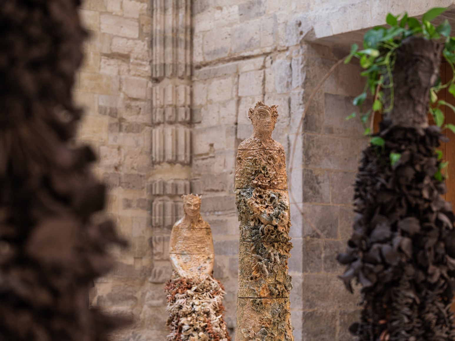 Chiara Camoni, Erguidas, yacentes