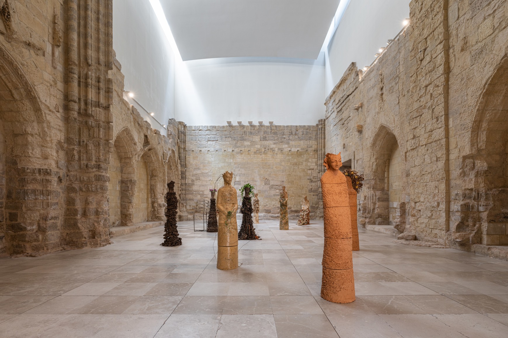 Chiara Camoni, Erguidas, yacentes