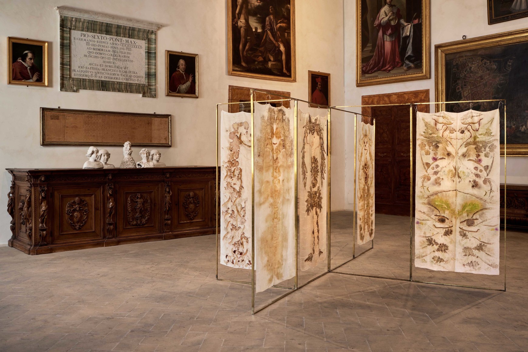 Chiara Camoni,&nbsp;Beginning end. Round. All things of the world.