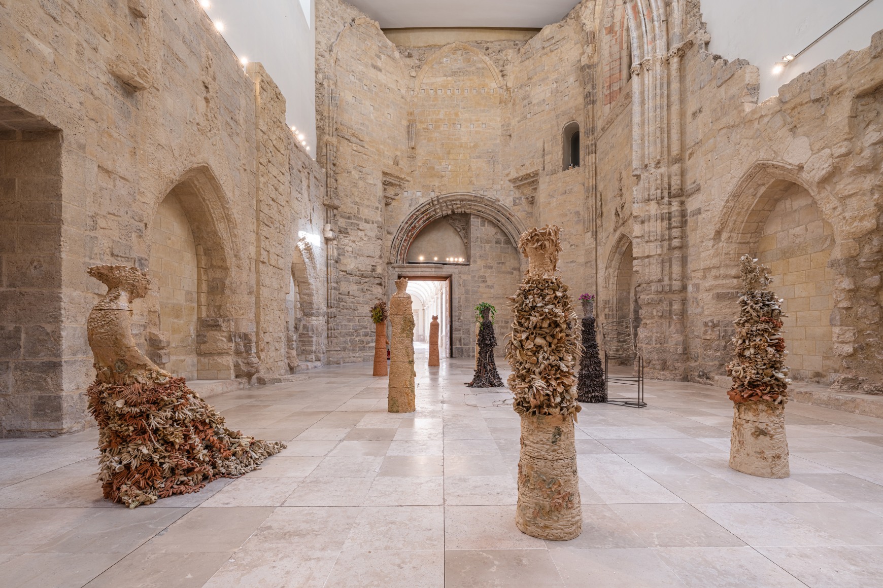 Chiara Camoni, Erguidas, yacentes