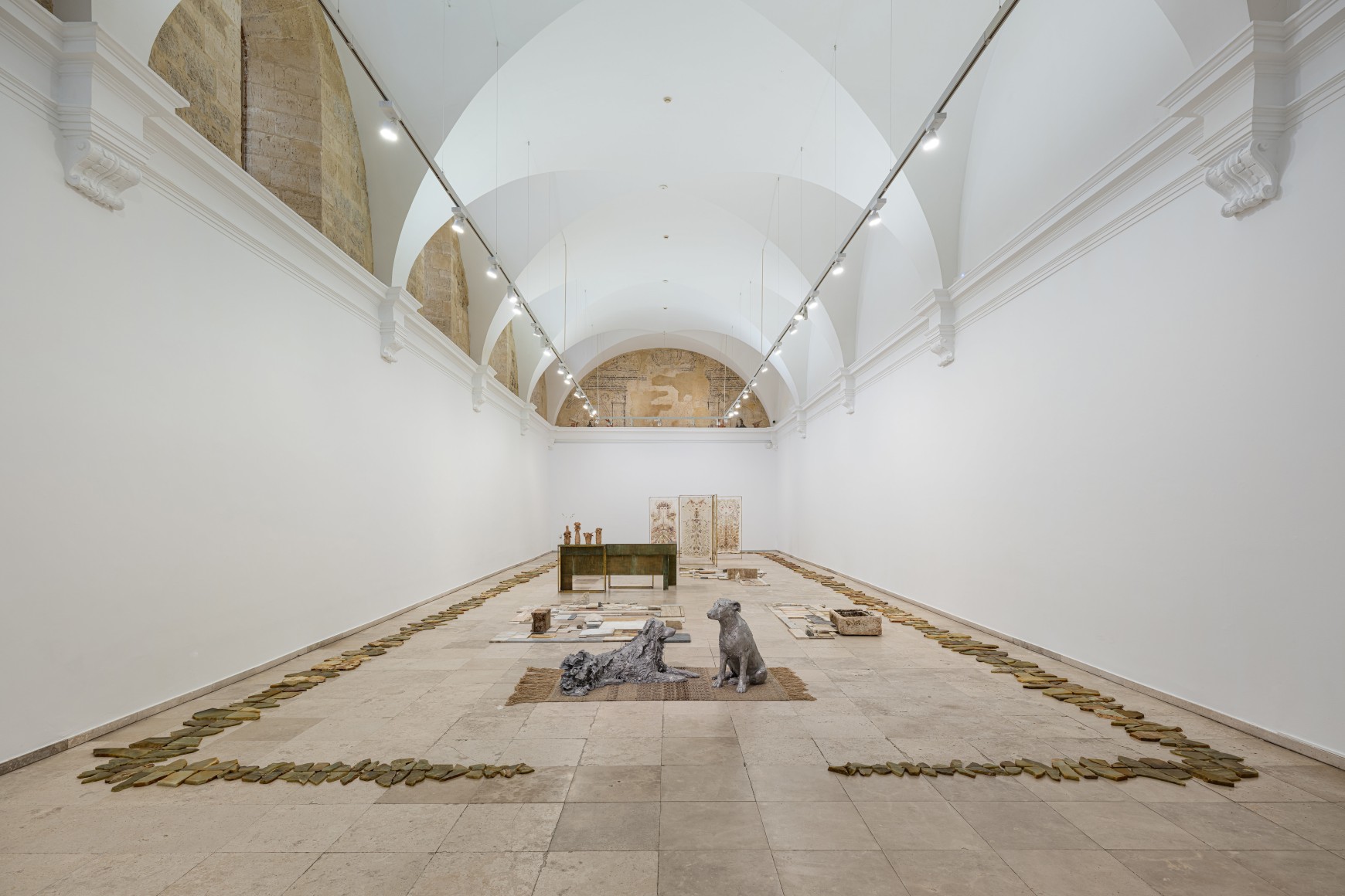 Chiara Camoni, Erguidas, yacentes