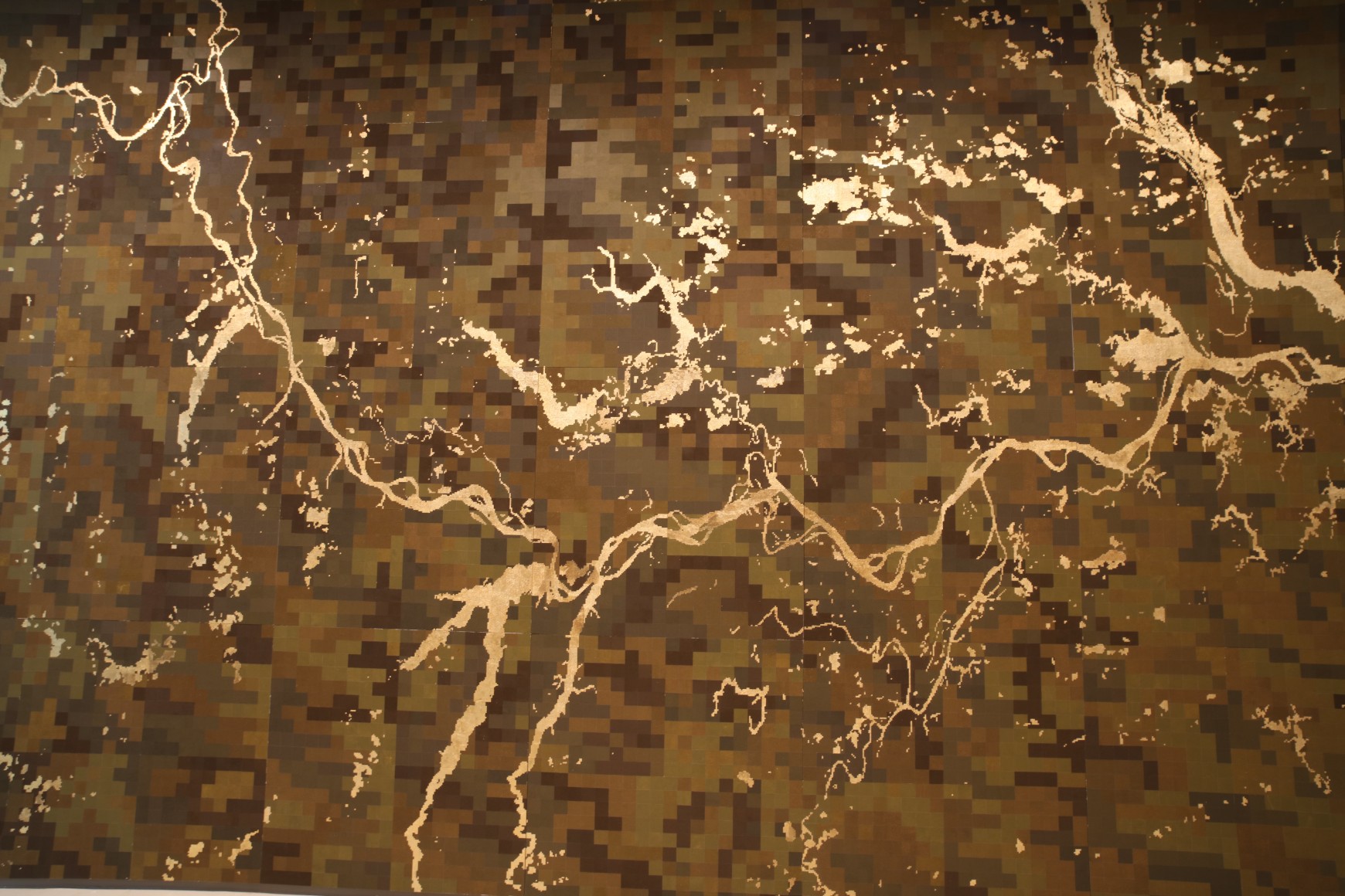 Miguel &Aacute;ngel Rojas,&nbsp;El nuevo dorado, 2018,&nbsp;Serigraph print with vegetable pigments and gold leaf. 157.48 x 708.66 in. (detail)