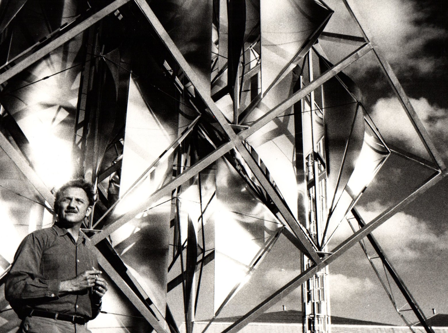 Alejandro Otero in the Zona F&eacute;rica, exhibition to celebrate&nbsp;the 400th year of the foundation of the city of Caracas,&nbsp;1967. Photo courtesy of the Otero Pardo Foundation Archives.