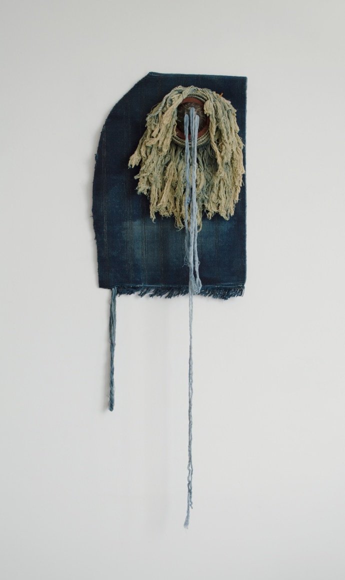 Mujer ofrendando hilo