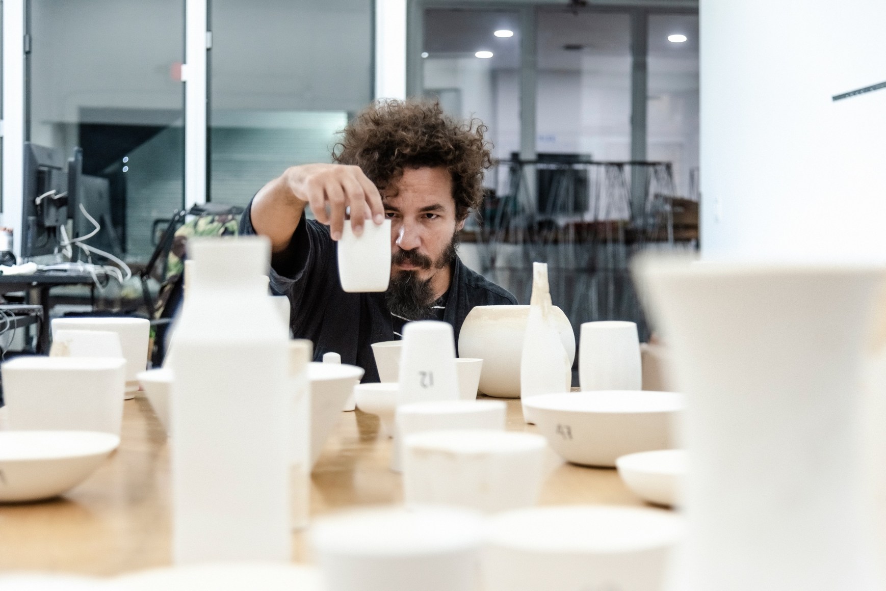 Reynier Leyva Novo, Solid Void, 2022. 500 objects cast in USG Hydrocal White Gypsum Cement and wooden table, Variable dimensions. Photo credit: Ana Moreira