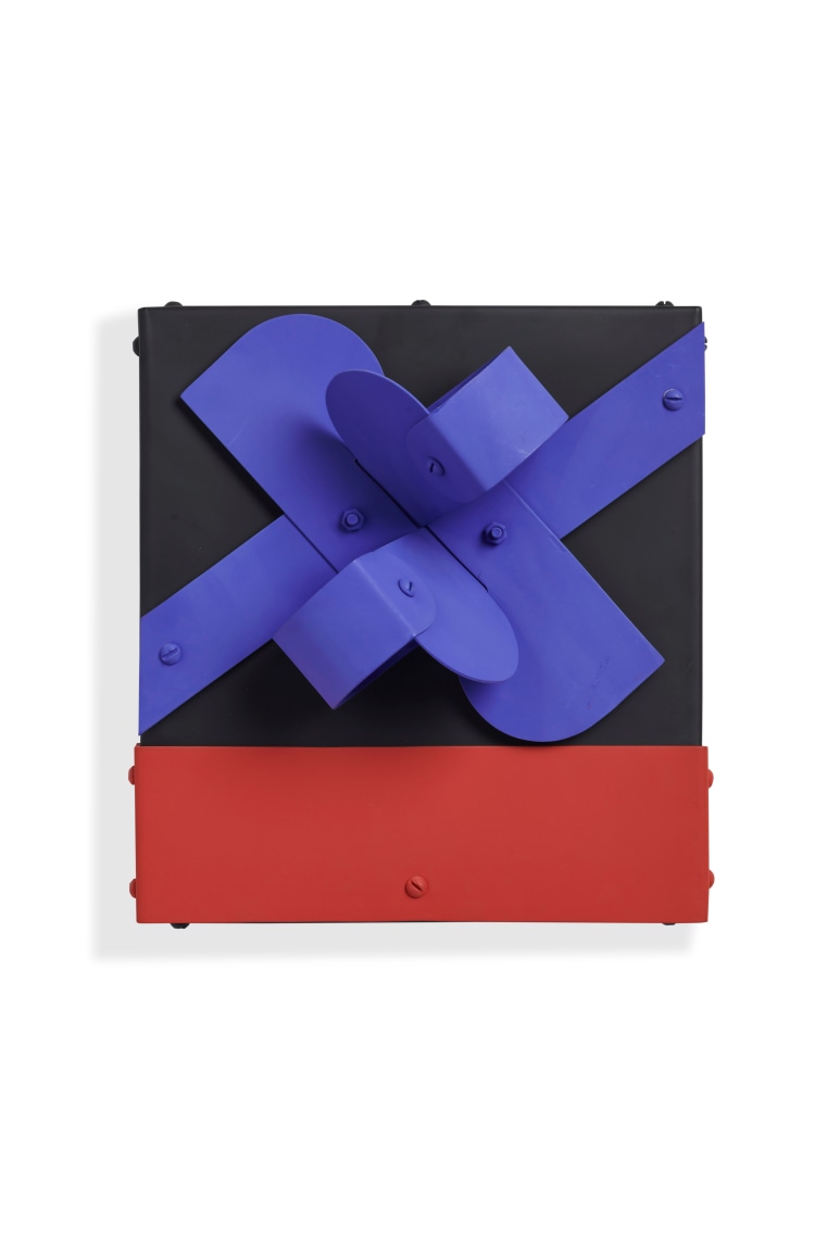 Edgar Negret. P&aacute;jaro, 1995, Polychrome aluminum sculpture,13 x 13 x 5 15/16 in.