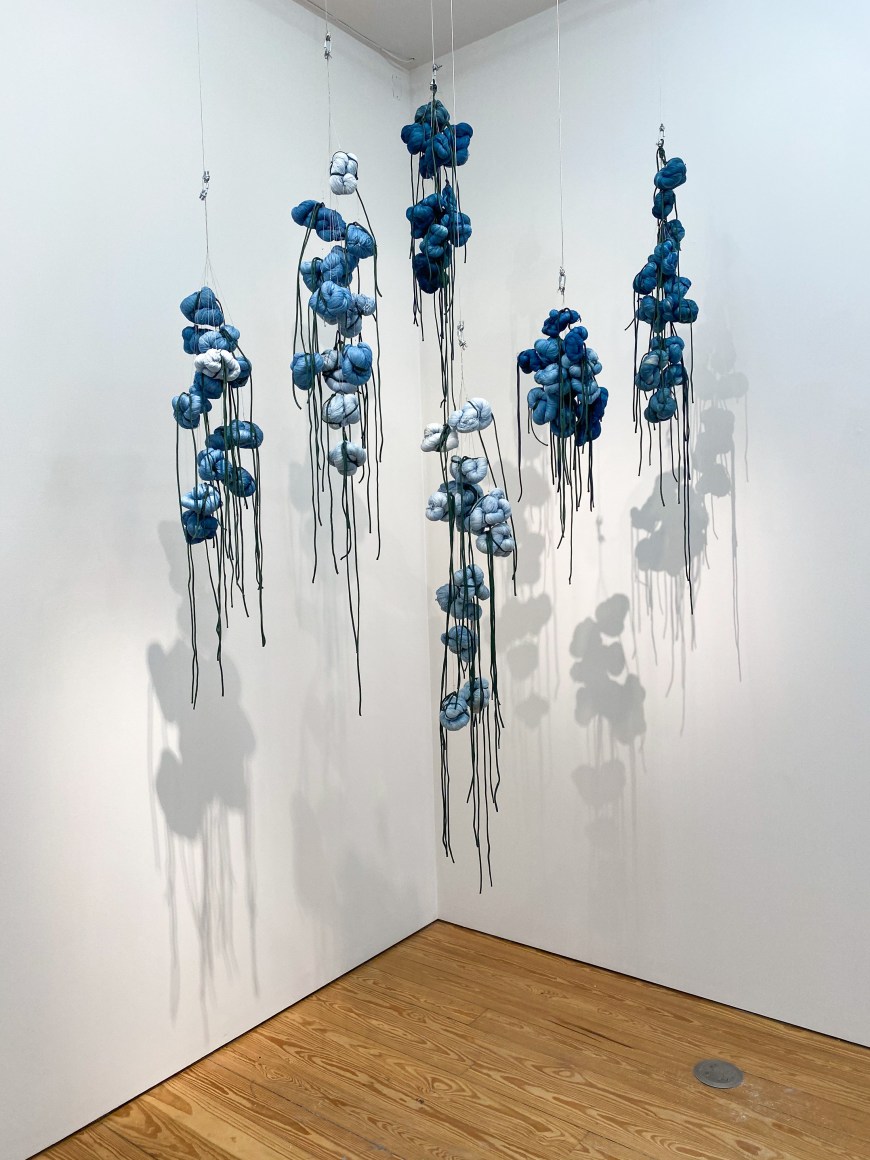 Sandra Monterroso, Puntos en resistencia azul. Edition of 13,&nbsp;2019. Installation Indigo dyed yarn, loop, steel rope, 13 knots, variable dimensions