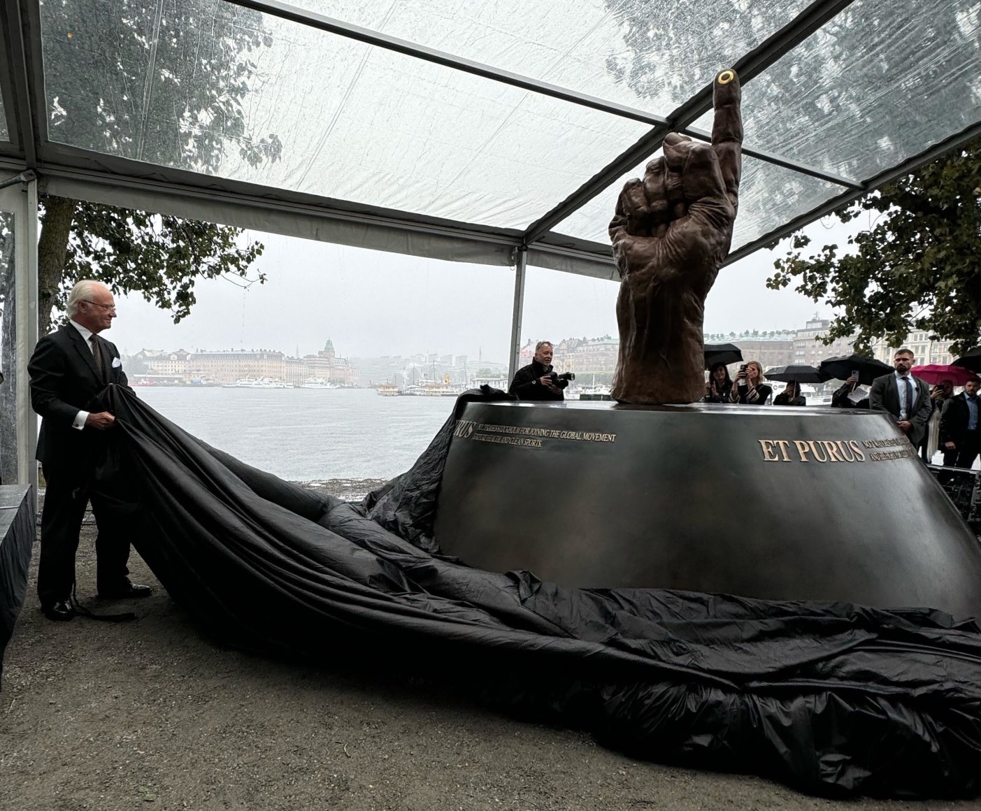 The King Unveils Et Purus No 2