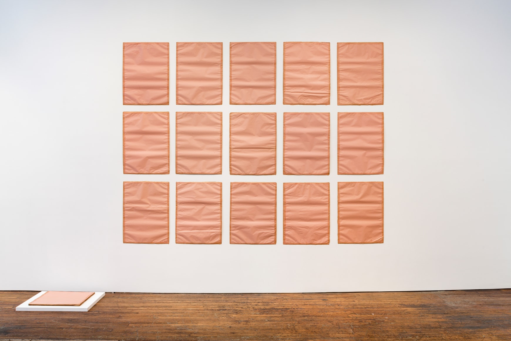 Franz Erhard Walther, 22 Packpapierpackungen