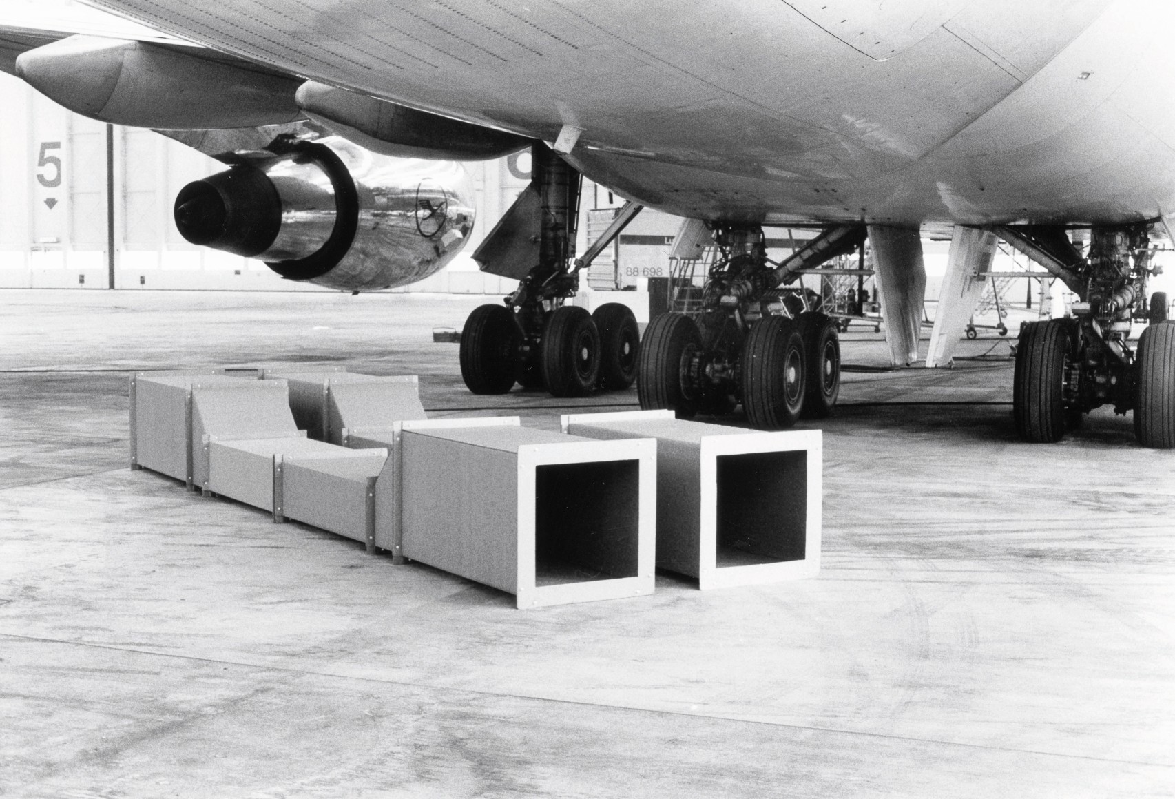 Viekantrohre (Square Tubes), Series DW, at Frankfurt am Main airport