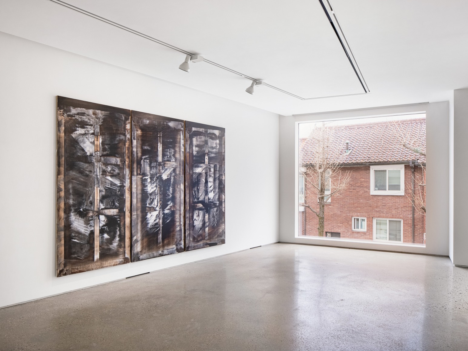 Installation view of "Shin Min Joo : 活 氣 vigor" at PKM. Courtesy of PKM Gallery.
